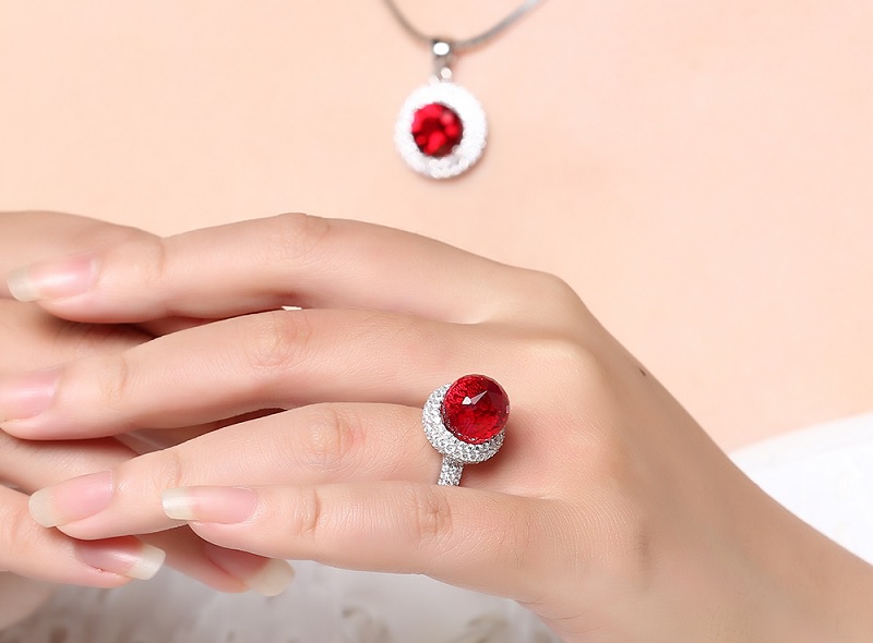 Phần đá đỏ mang đến cho người đeo vẻ quyền lực và sang trọng